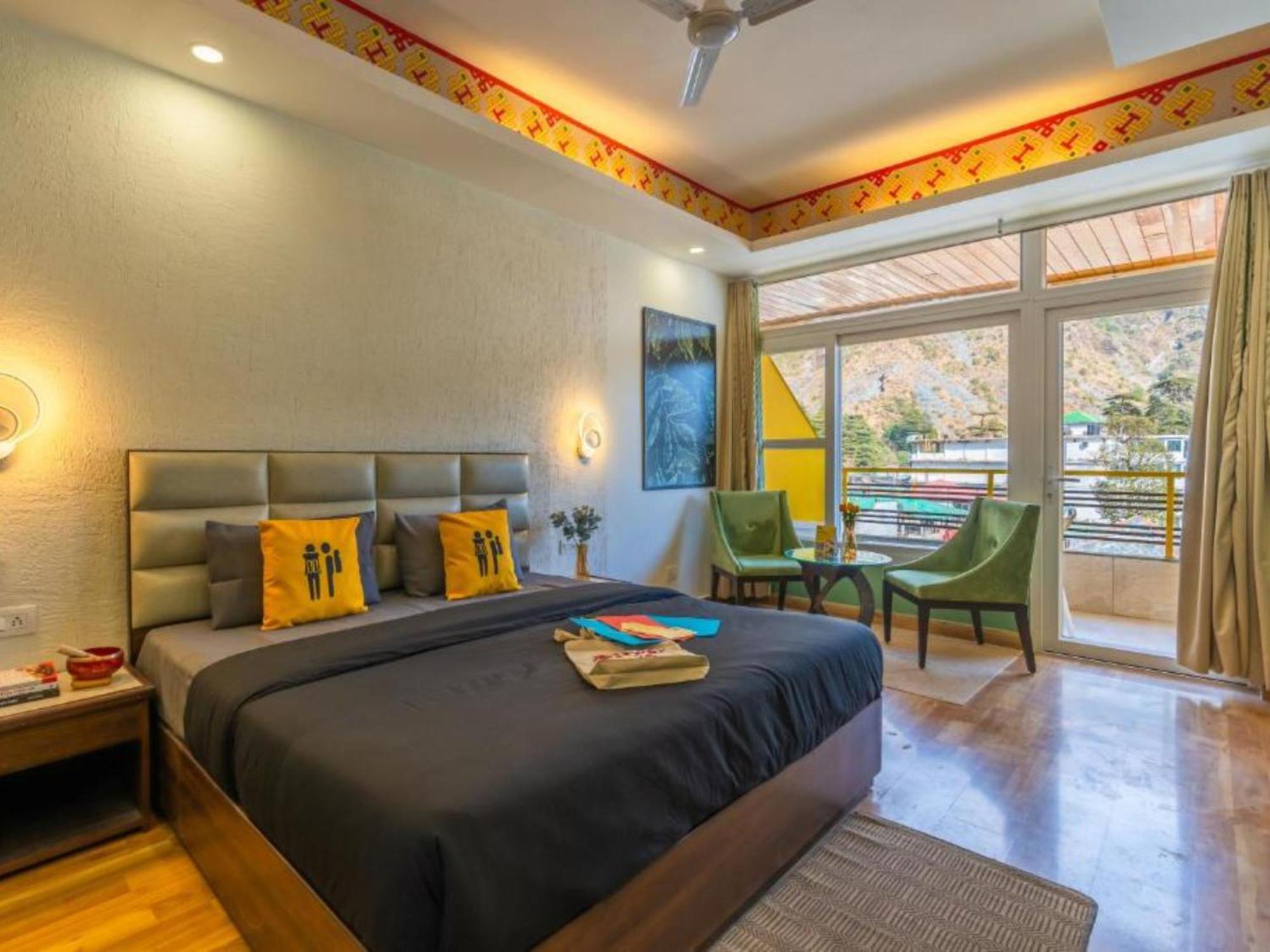 Superior Double Room with Balcony and Mountain View